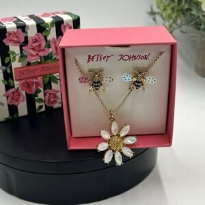 Betsey Johnson Gold Tone Rhinestone Daisy Pendant Necklace Bee Stud
Earrings New